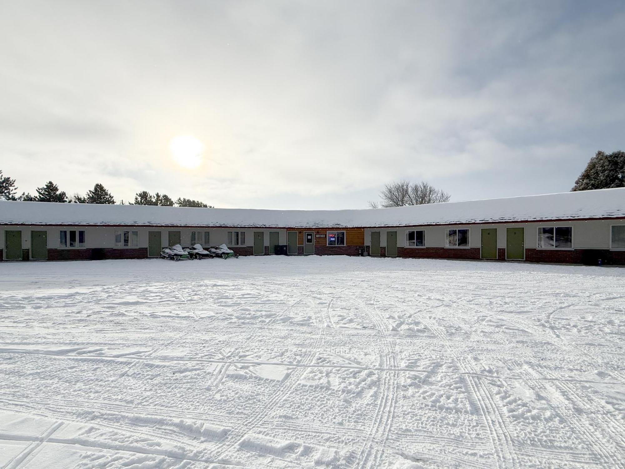 The Trail Inn - Newberry, Mi - Formerly Knollwood Inn - 13467 M-28 Екстер'єр фото