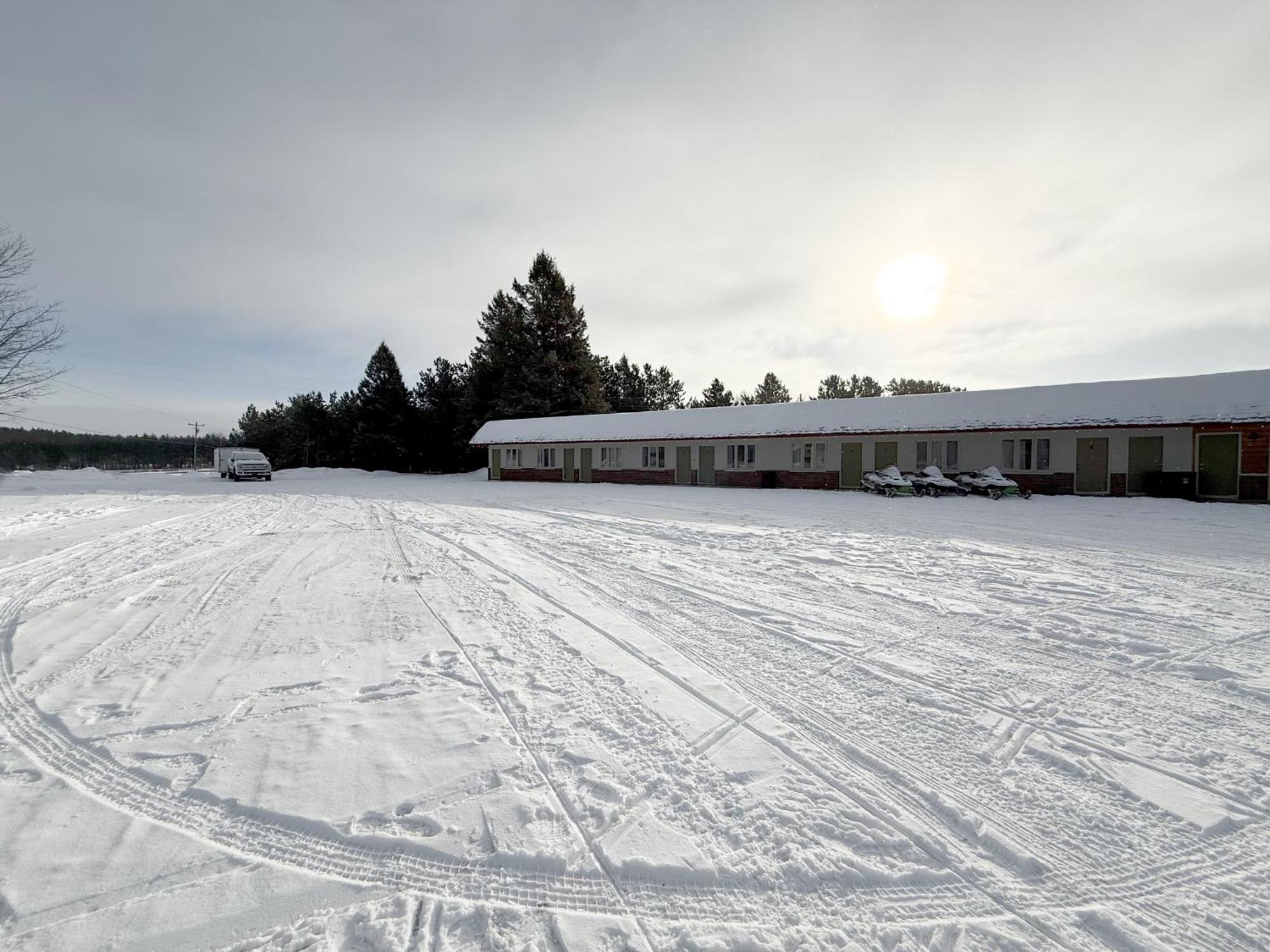 The Trail Inn - Newberry, Mi - Formerly Knollwood Inn - 13467 M-28 Екстер'єр фото