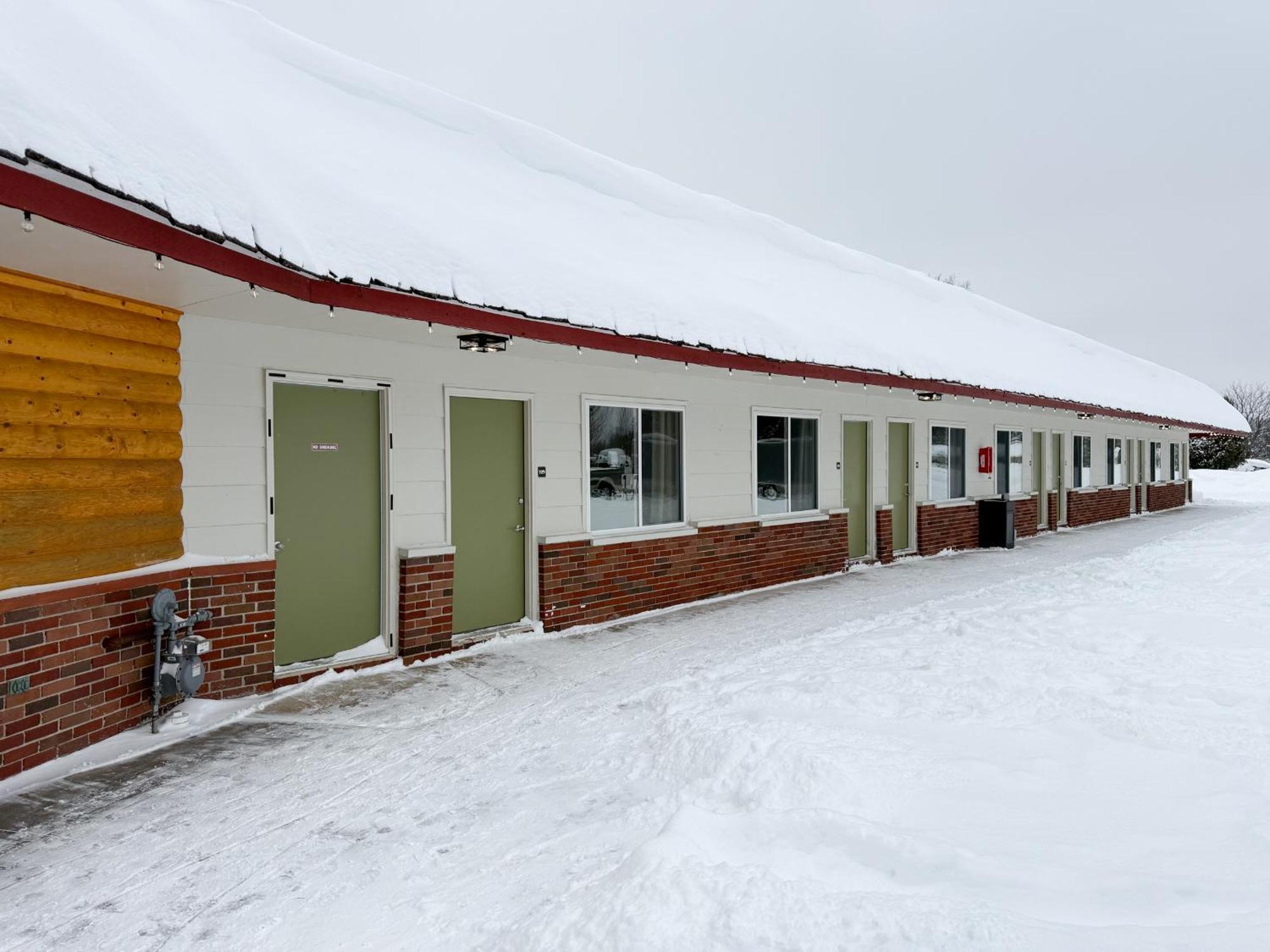 The Trail Inn - Newberry, Mi - Formerly Knollwood Inn - 13467 M-28 Екстер'єр фото