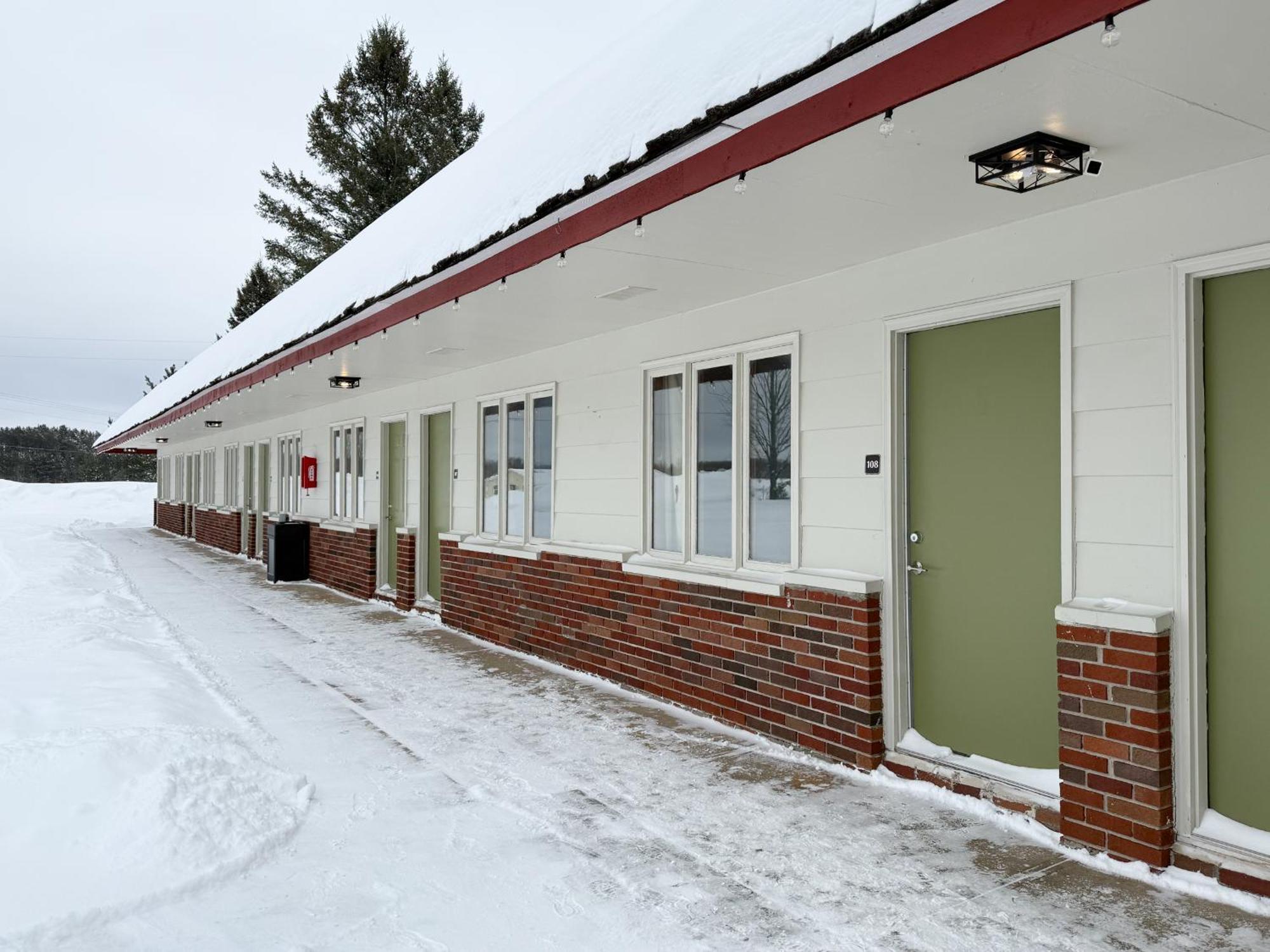The Trail Inn - Newberry, Mi - Formerly Knollwood Inn - 13467 M-28 Екстер'єр фото