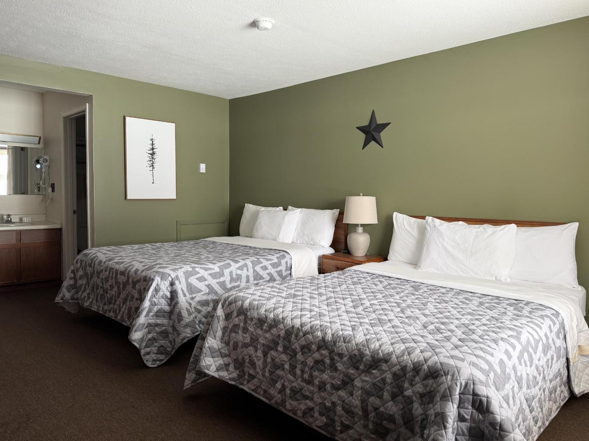 The Trail Inn - Newberry, Mi - Formerly Knollwood Inn - 13467 M-28 Екстер'єр фото