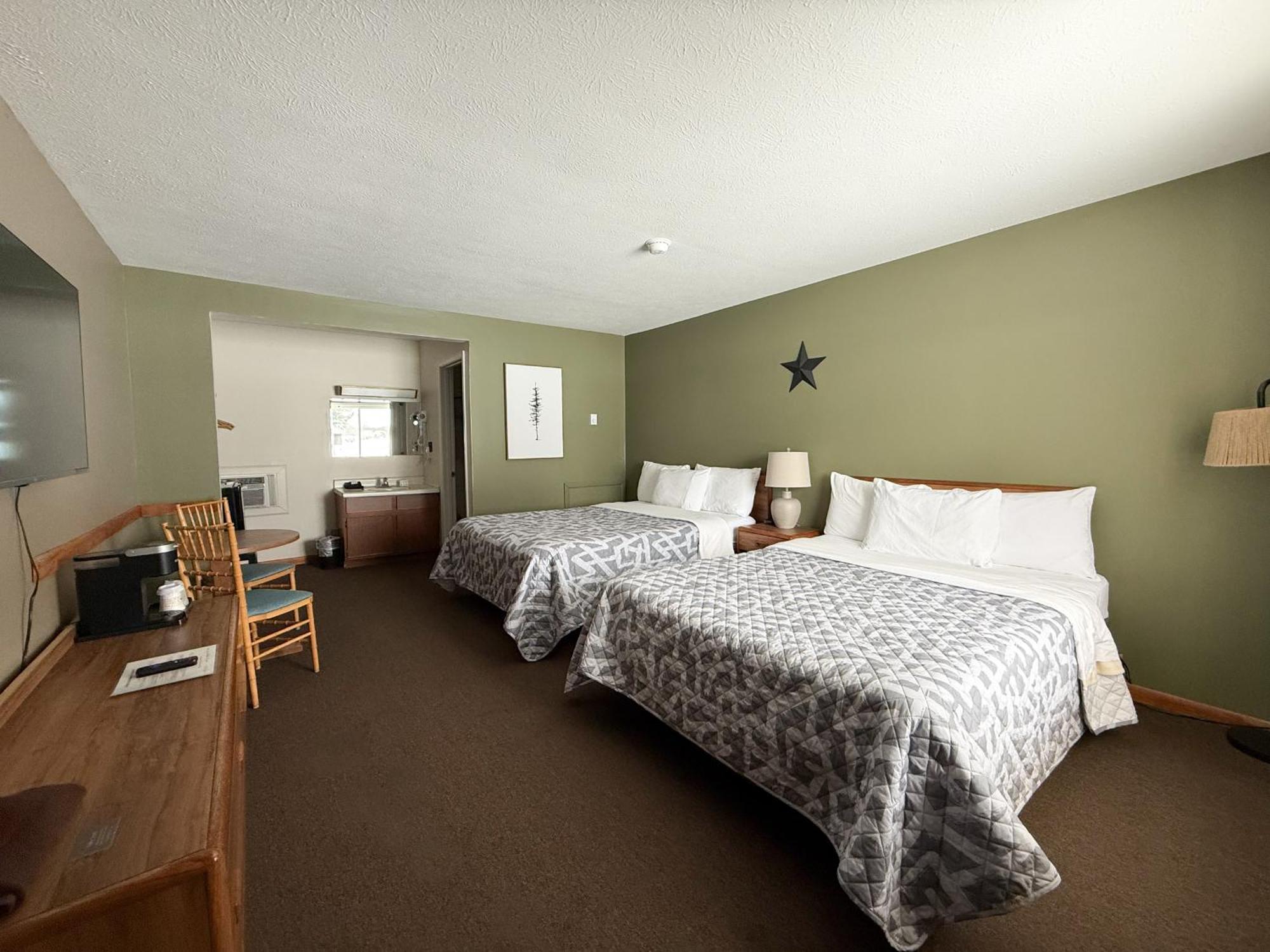 The Trail Inn - Newberry, Mi - Formerly Knollwood Inn - 13467 M-28 Екстер'єр фото