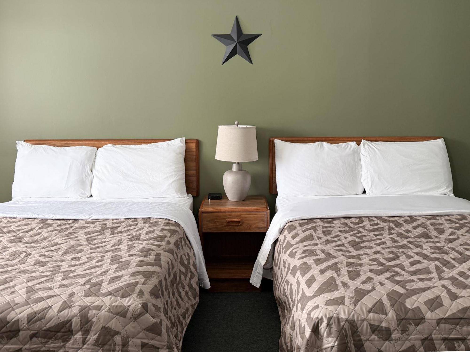 The Trail Inn - Newberry, Mi - Formerly Knollwood Inn - 13467 M-28 Екстер'єр фото