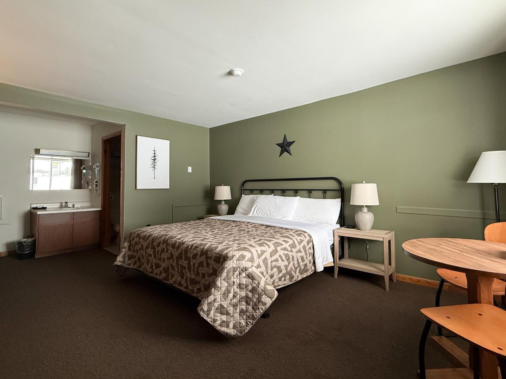 The Trail Inn - Newberry, Mi - Formerly Knollwood Inn - 13467 M-28 Екстер'єр фото