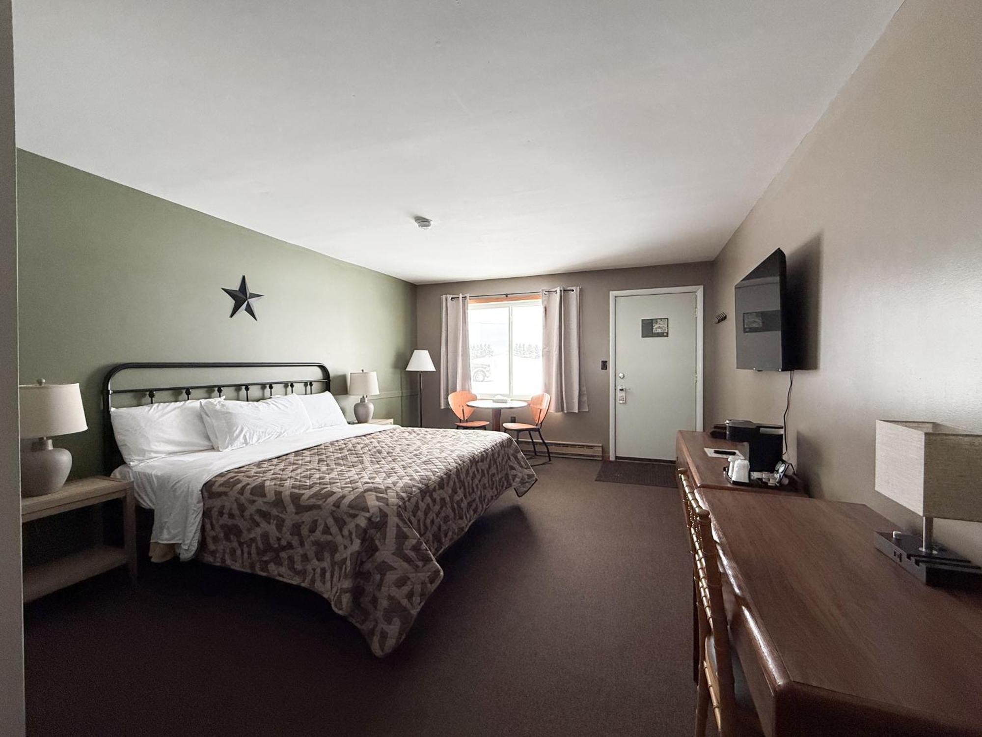 The Trail Inn - Newberry, Mi - Formerly Knollwood Inn - 13467 M-28 Екстер'єр фото