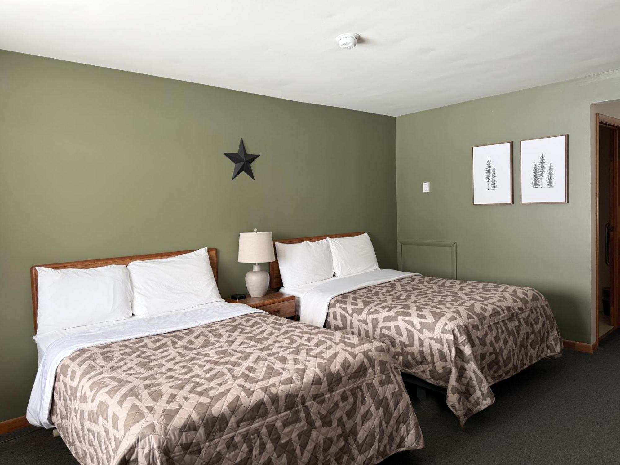 The Trail Inn - Newberry, Mi - Formerly Knollwood Inn - 13467 M-28 Екстер'єр фото