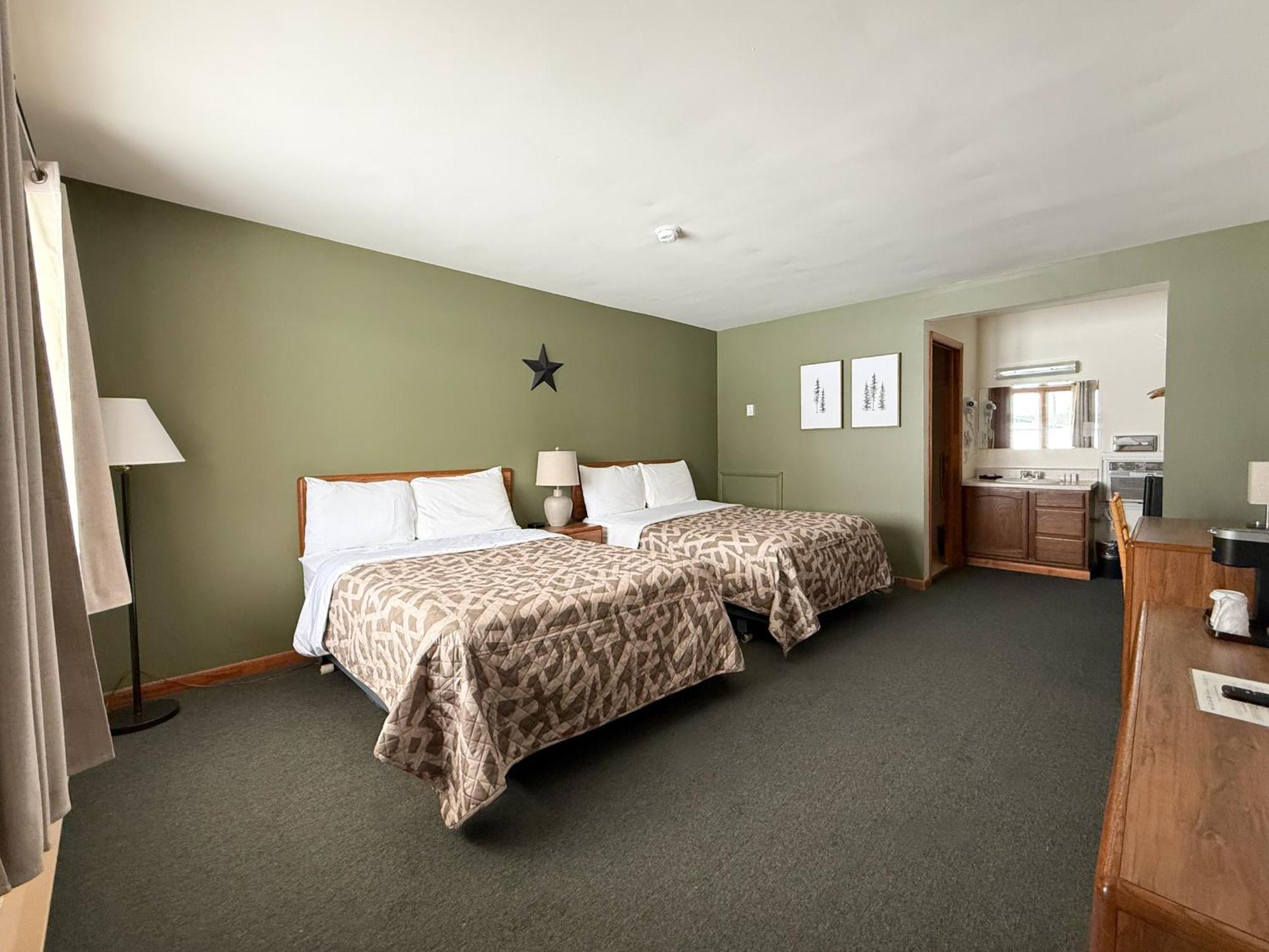 The Trail Inn - Newberry, Mi - Formerly Knollwood Inn - 13467 M-28 Екстер'єр фото