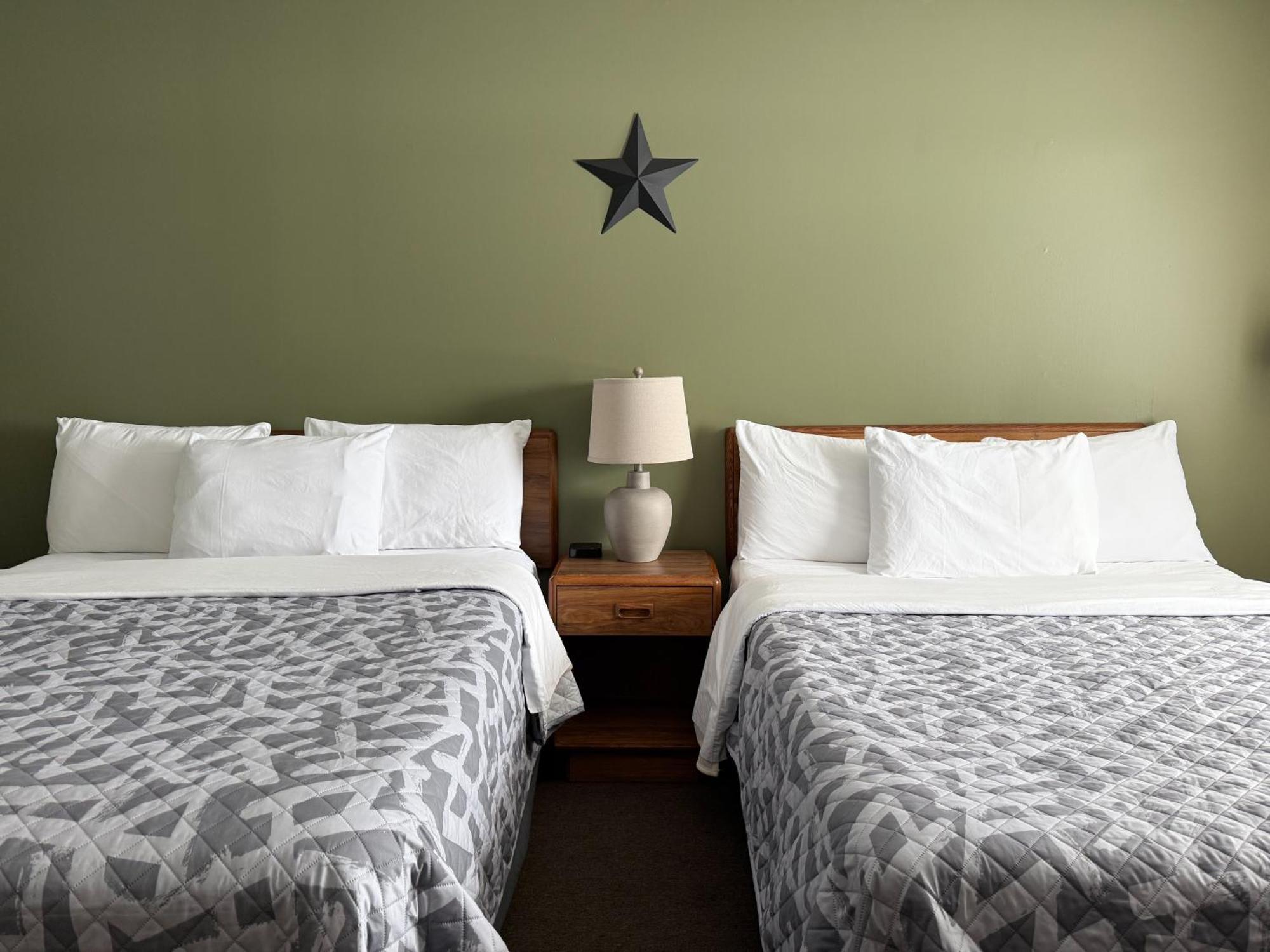 The Trail Inn - Newberry, Mi - Formerly Knollwood Inn - 13467 M-28 Екстер'єр фото
