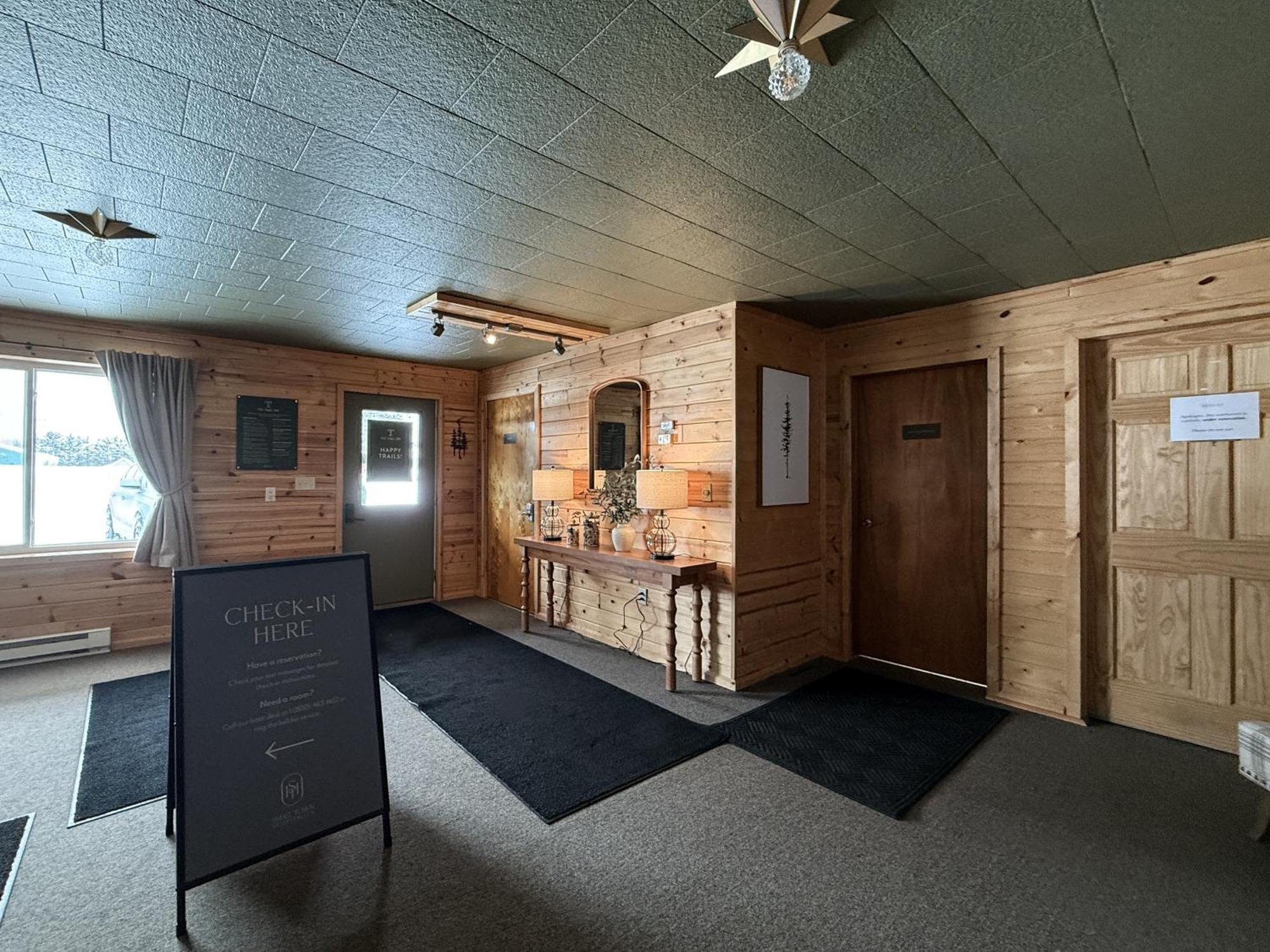 The Trail Inn - Newberry, Mi - Formerly Knollwood Inn - 13467 M-28 Екстер'єр фото