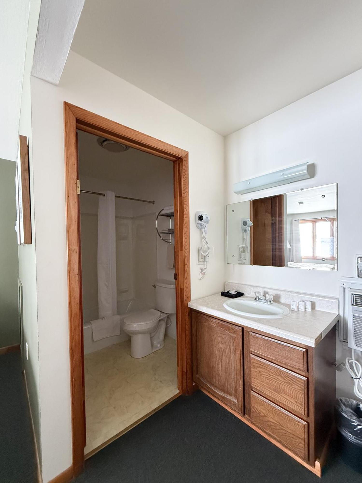 The Trail Inn - Newberry, Mi - Formerly Knollwood Inn - 13467 M-28 Екстер'єр фото